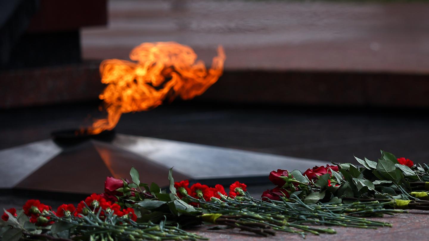 Андрей Воробьев губернатор московской области - Возложили цветы в Александровском саду в память о воинах